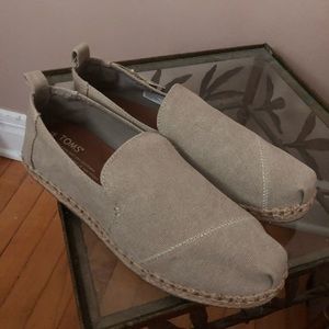 Tom’s Beige espadrilles 7.5W NWT